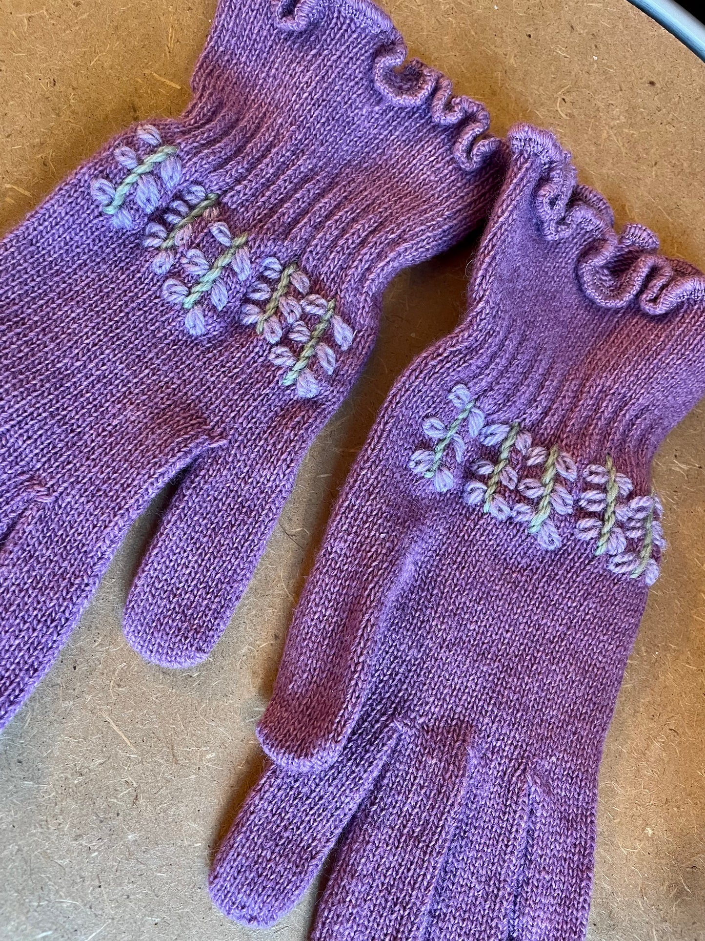 Guanti in Lana viola con Ricamo Floreale
