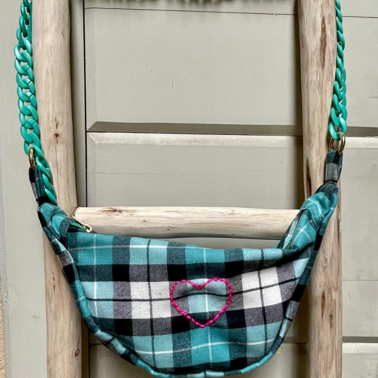 Borsa Mezzaluna Lana Tartan Azzurra/Nera con Ricamo Cuore