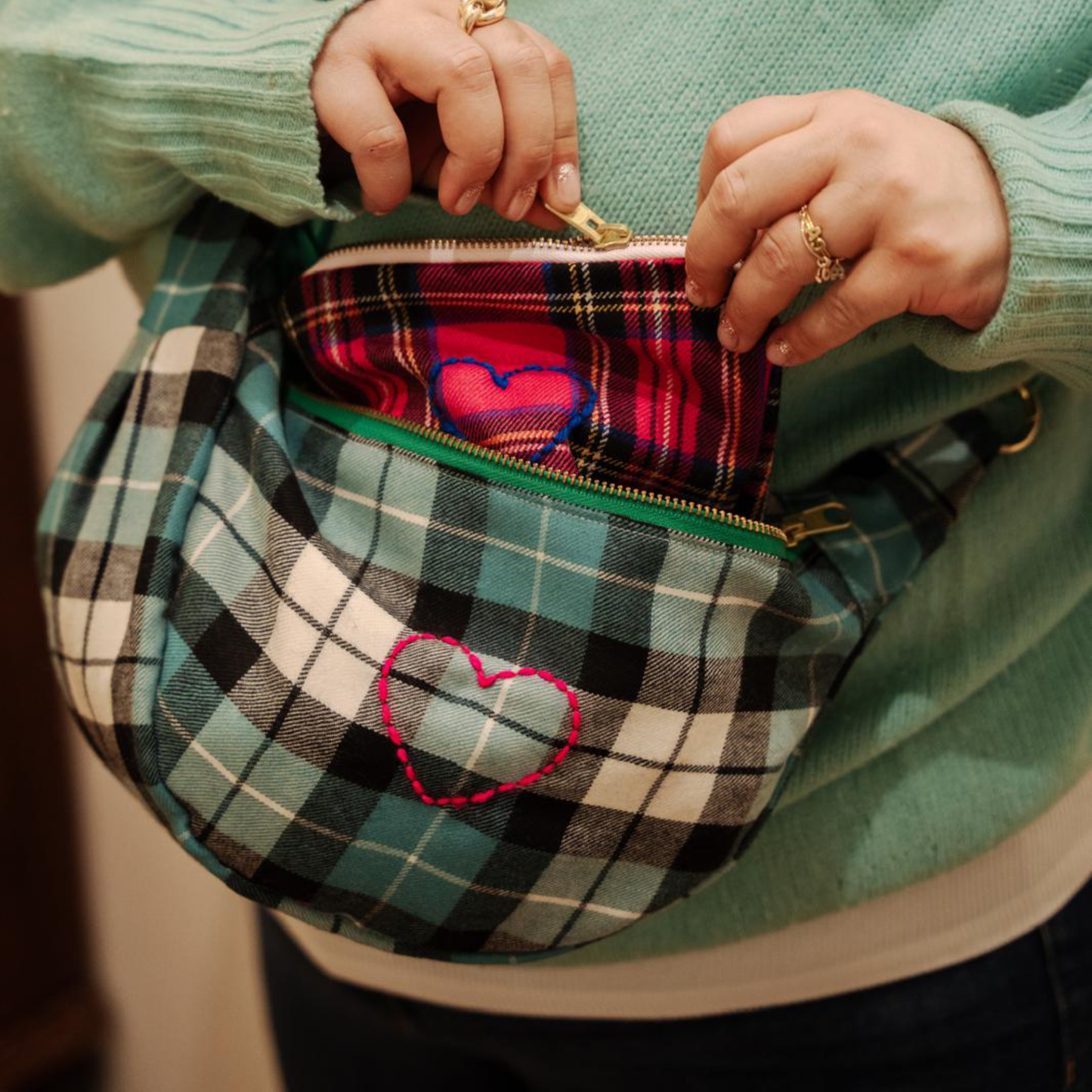 Borsa Mezzaluna Lana Tartan Azzurra/Nera con Ricamo Cuore