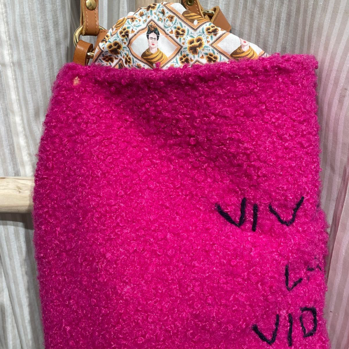 Borsa Secchiello Bouclé Fucsia "Viva la Vida"