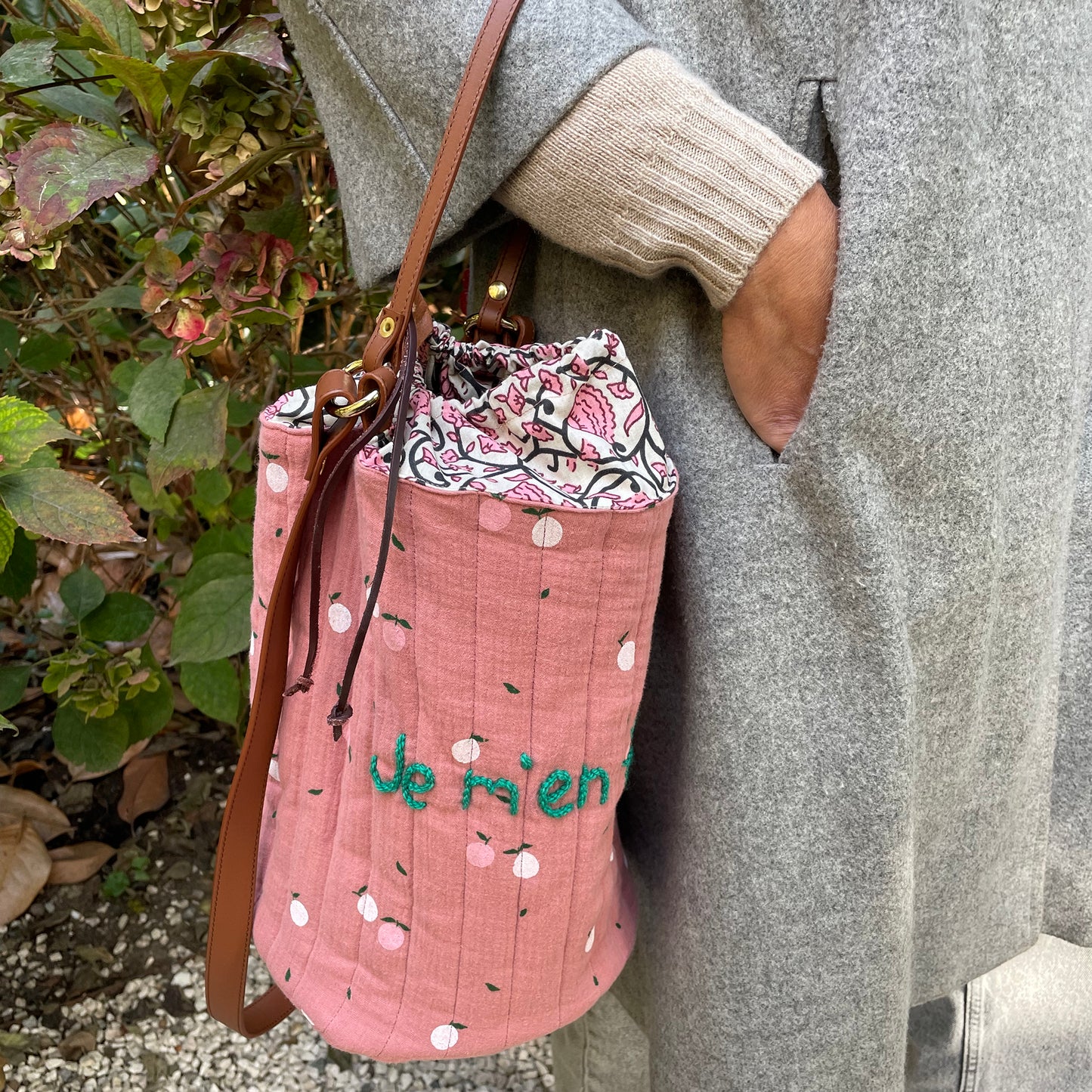 Rita_Ricami_Borsa_Secchiello_Je_m_en_fiche_Matelasse_Pattern_RosaMele_RicamoVerde3