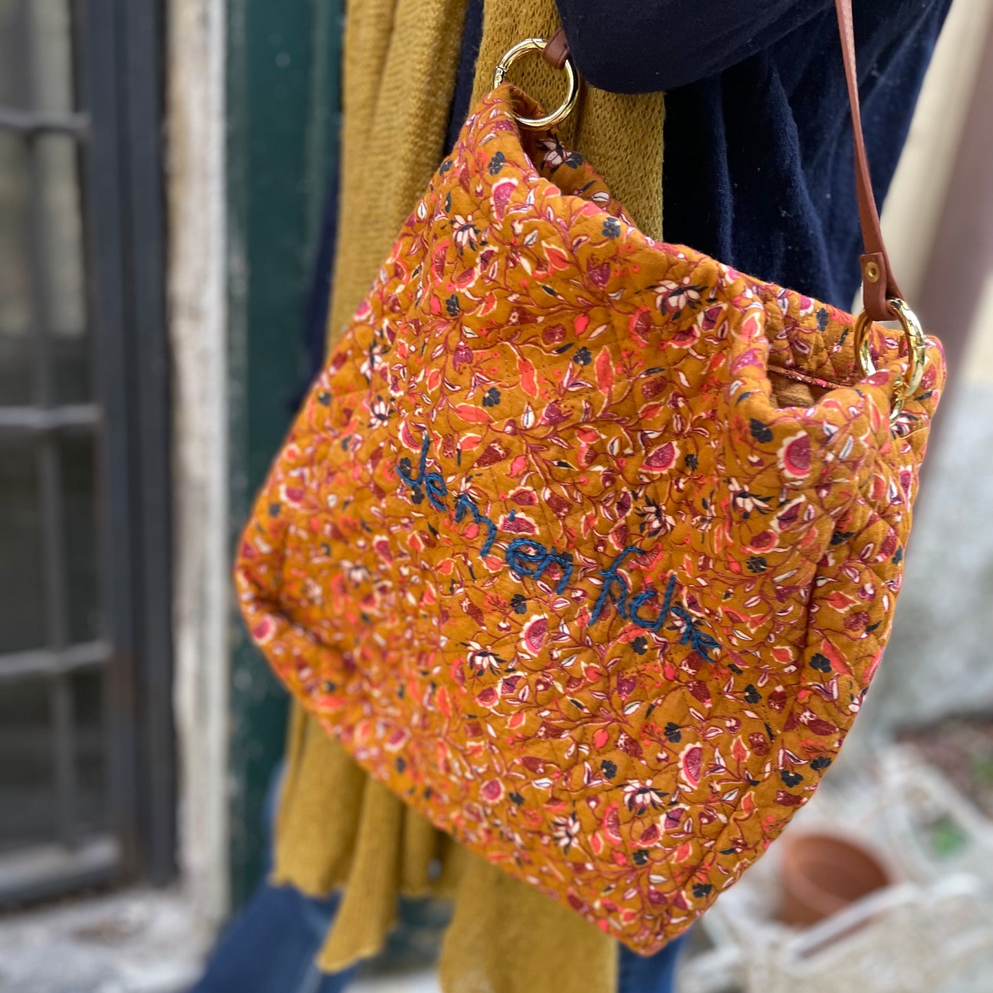 Rita_Ricami_Borsa_Tracolla_Je_m_en_fiche_Matelasse_Pattern_ArancioneFiori_Ricamo_Blu4