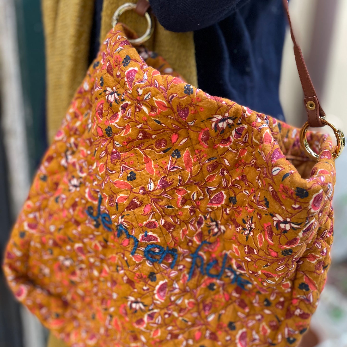 Rita_Ricami_Borsa_Tracolla_Je_m_en_fiche_Matelasse_Pattern_ArancioneFiori_Ricamo_Blu5