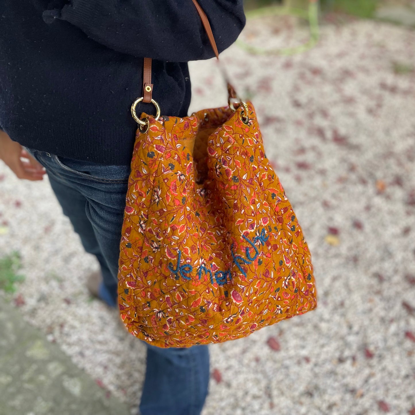 Rita_Ricami_Borsa_Tracolla_Je_m_en_fiche_Matelasse_Pattern_ArancioneFiori_Ricamo_Blu7