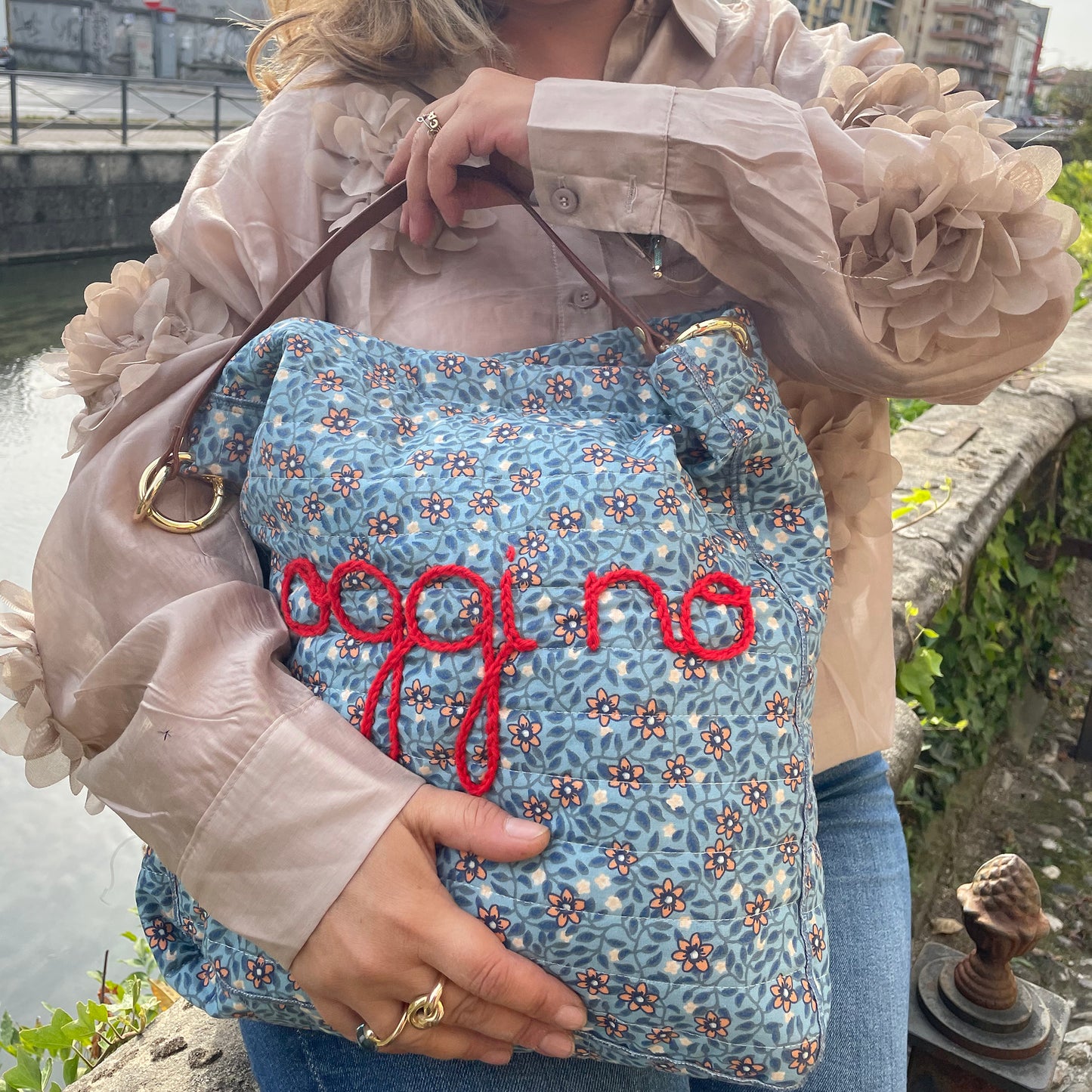 Rita_Ricami_Borsa_Tracolla_Oggi_No_Matelasse_Pattern_AzzurroFiori_Ricamo_Rosso5