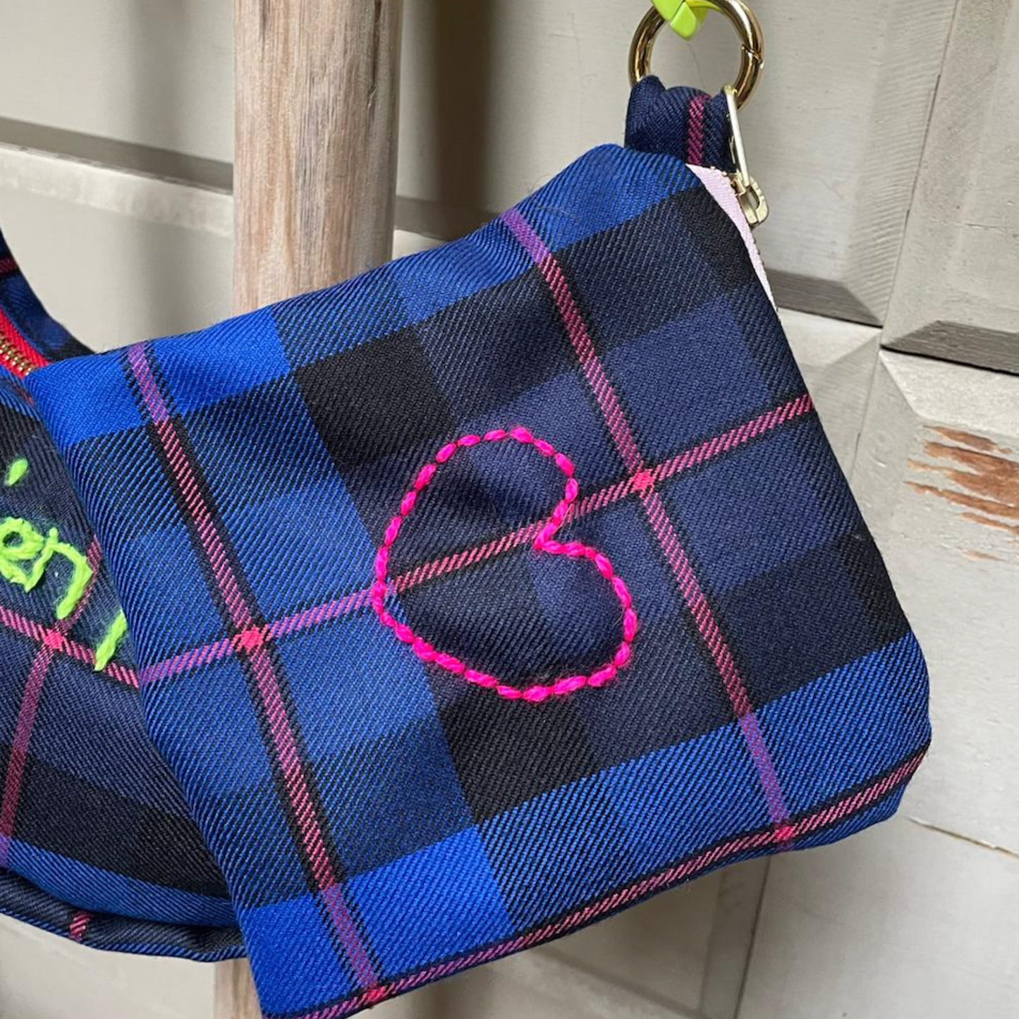 Bustina in Lana Tartan Blu/Nero con Ricamo Cuore