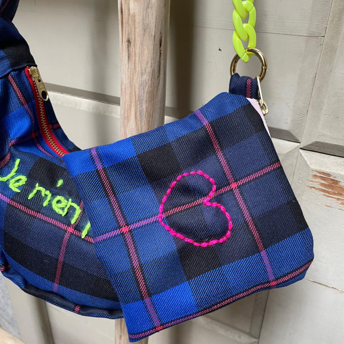Bustina in Lana Tartan Blu/Nero con Ricamo Cuore