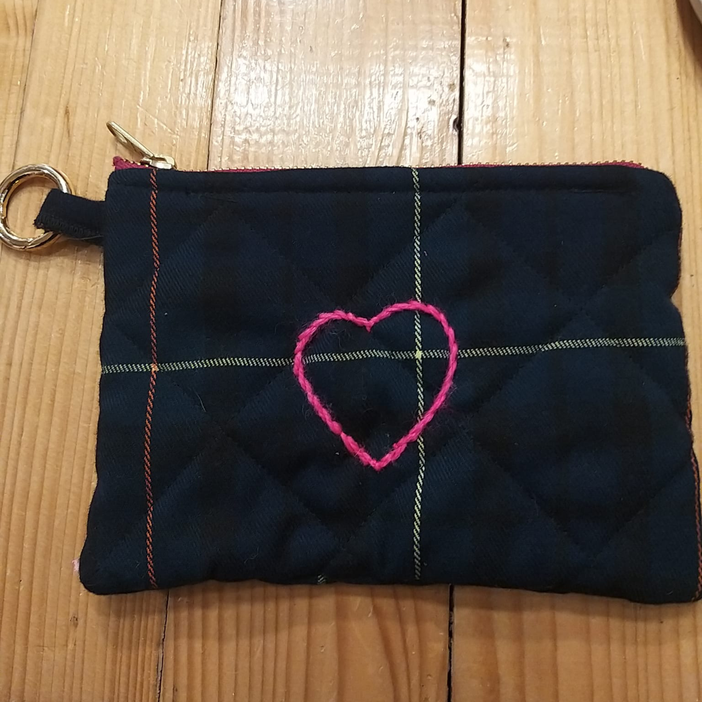 Bustina Matelassé Tartan Blu Scuro Ricamata con Cuore Fucsia