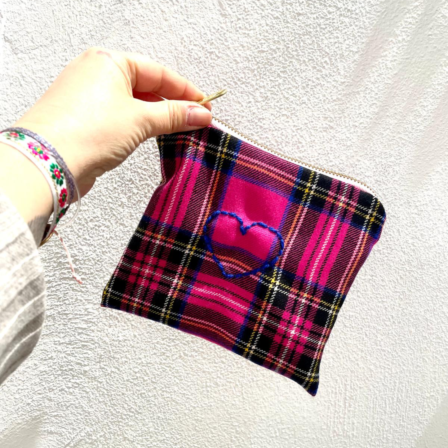 Bustina in Lana Tartan Fucsia con Ricamo Cuore