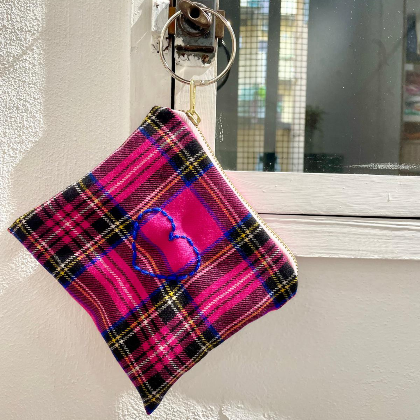 Bustina in Lana Tartan Fucsia con Ricamo Cuore