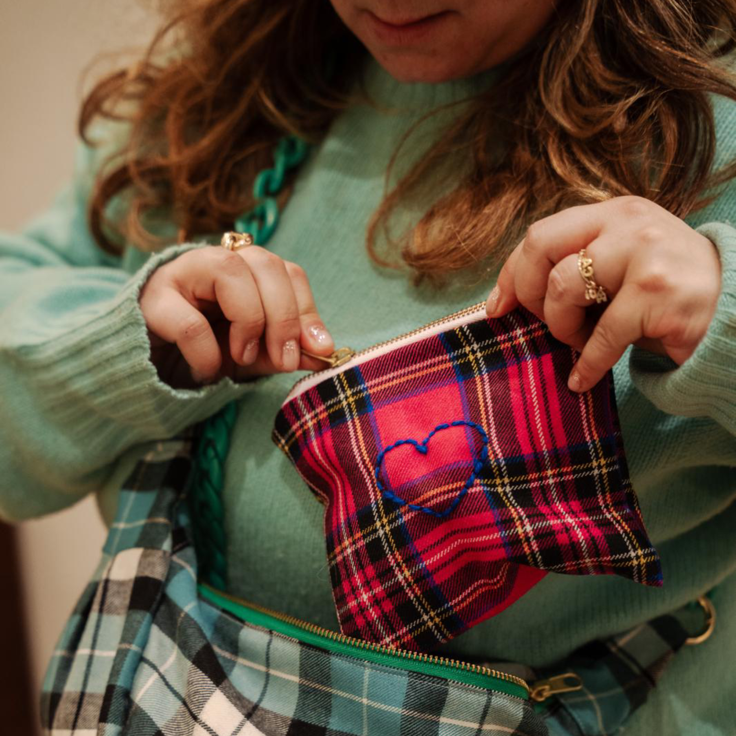 Bustina in Lana Tartan Fucsia con Ricamo Cuore