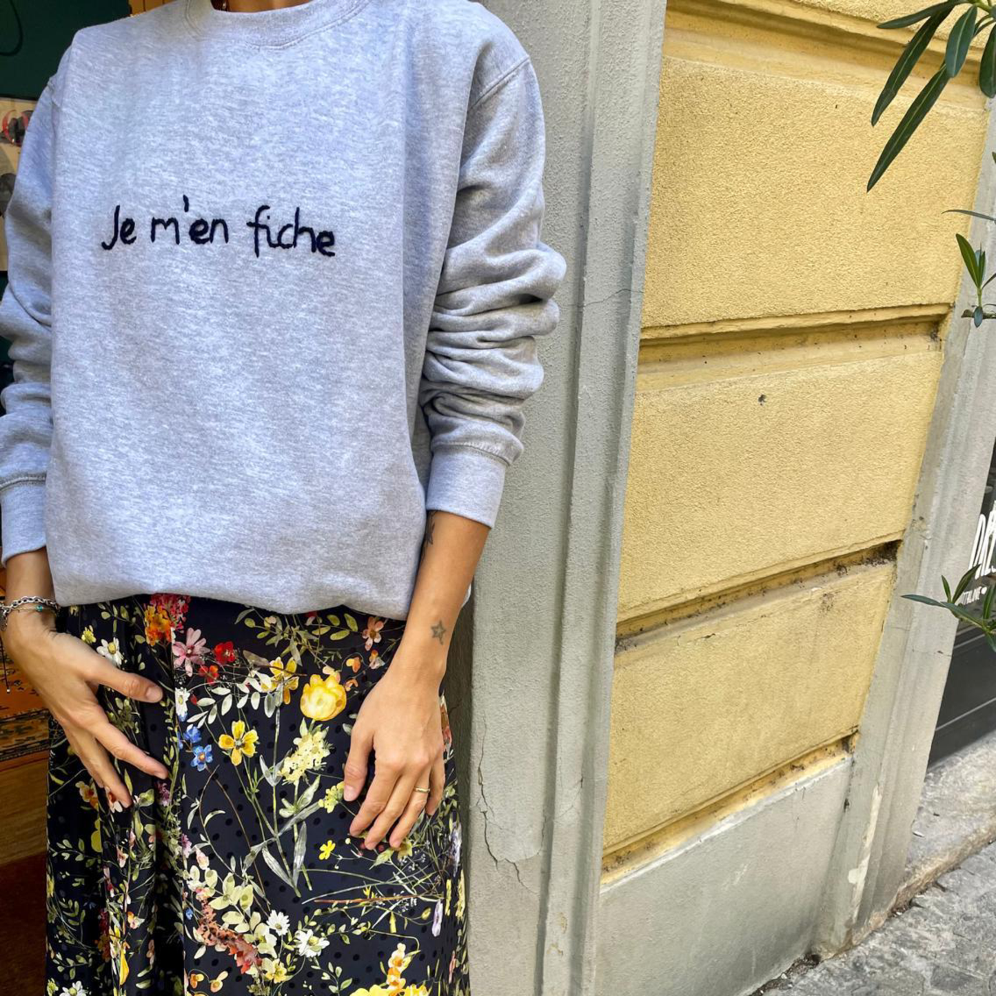 Felpa grigia "Je m'en fiche"