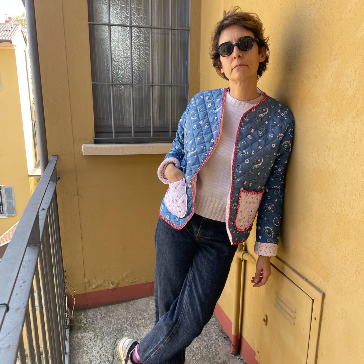 Giacca Matelassè Bandana Blu Jeans con Ricamo Rosso