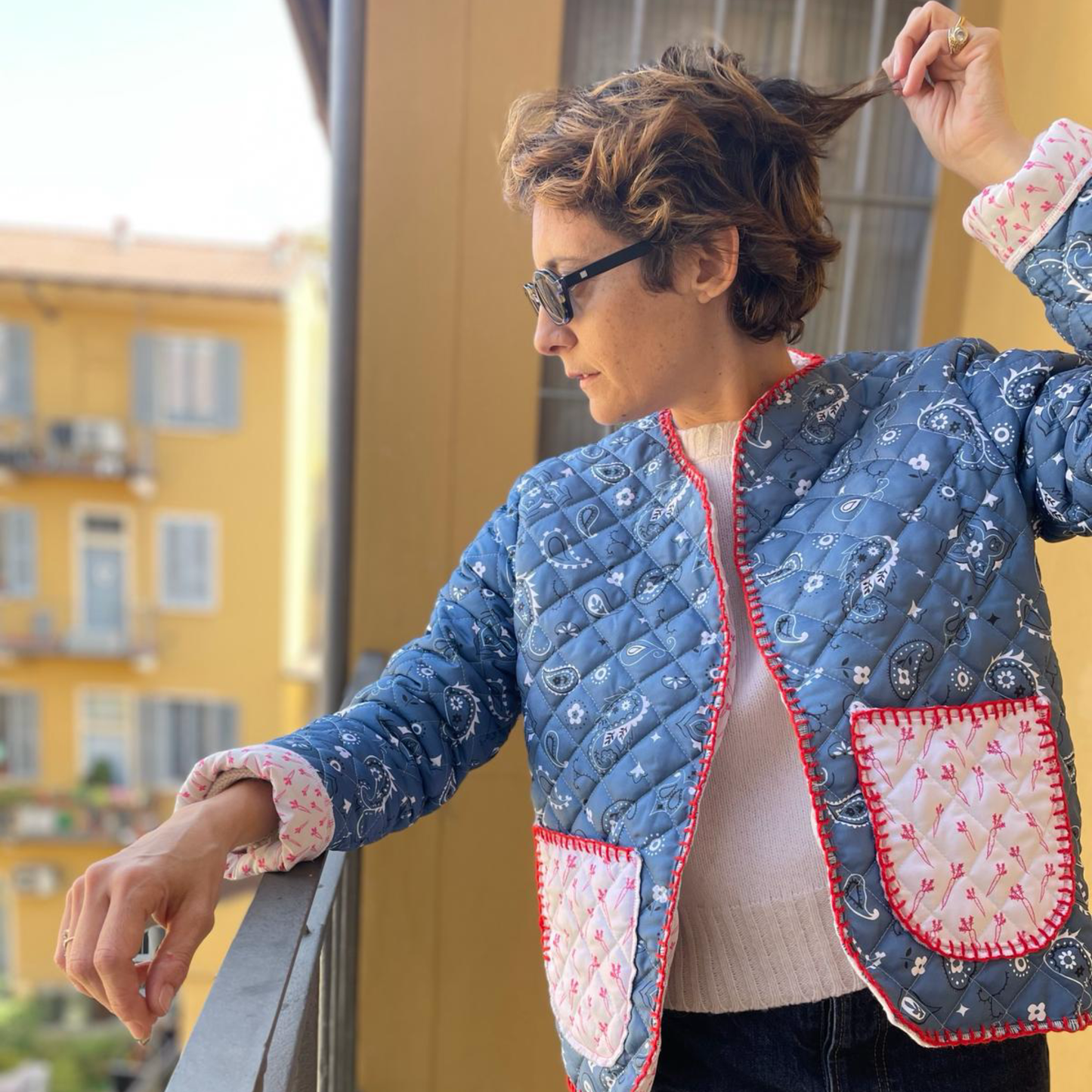 Giacca Matelassè Bandana Blu Jeans con Ricamo Rosso