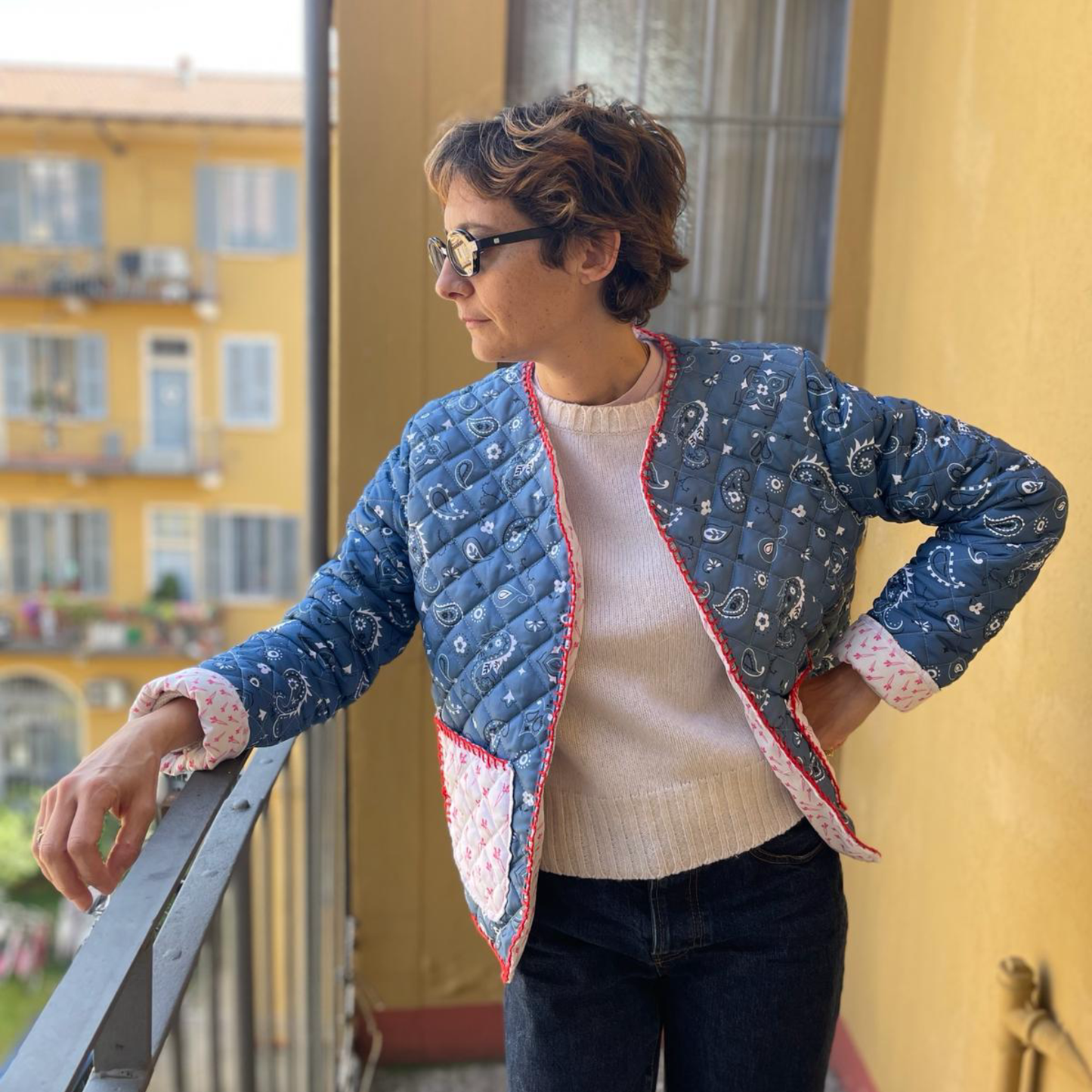 Giacca Matelassè Bandana Blu Jeans con Ricamo Rosso