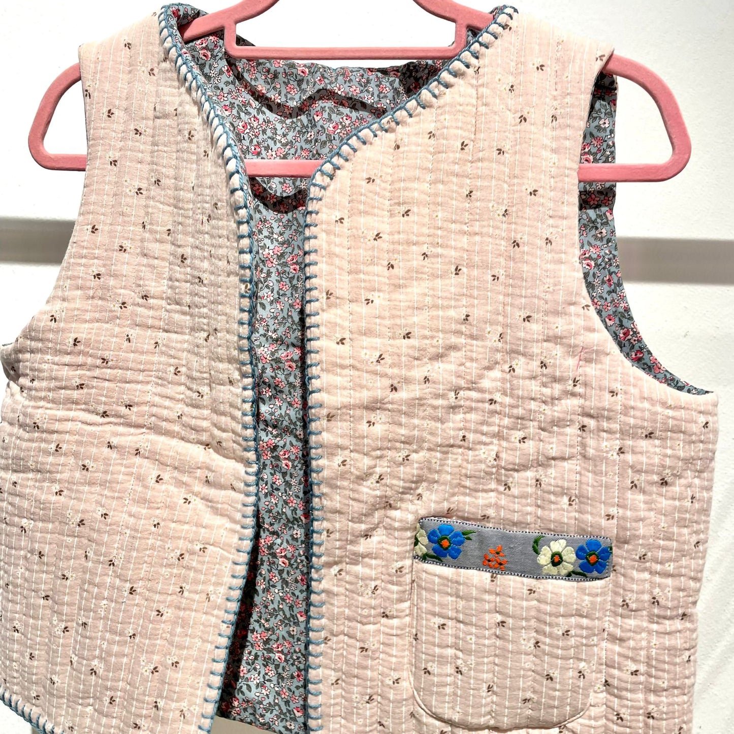 Rita_Ricami_Gilet_Delicato_Fiorellini_Grigi_02