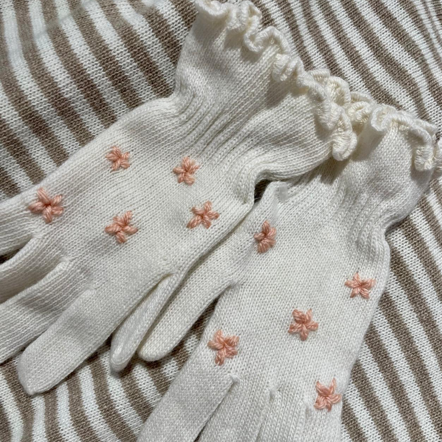 Guanti in Lana Bianchi con Ricamo Fiorellini Rosa