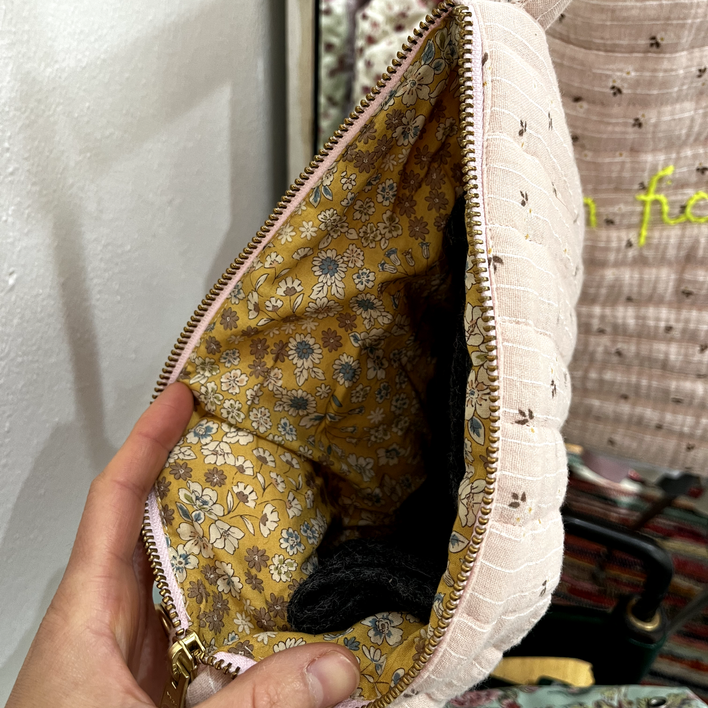 Pochette Matelassé Rosa Delicato Ricamata "Je m'en fiche"