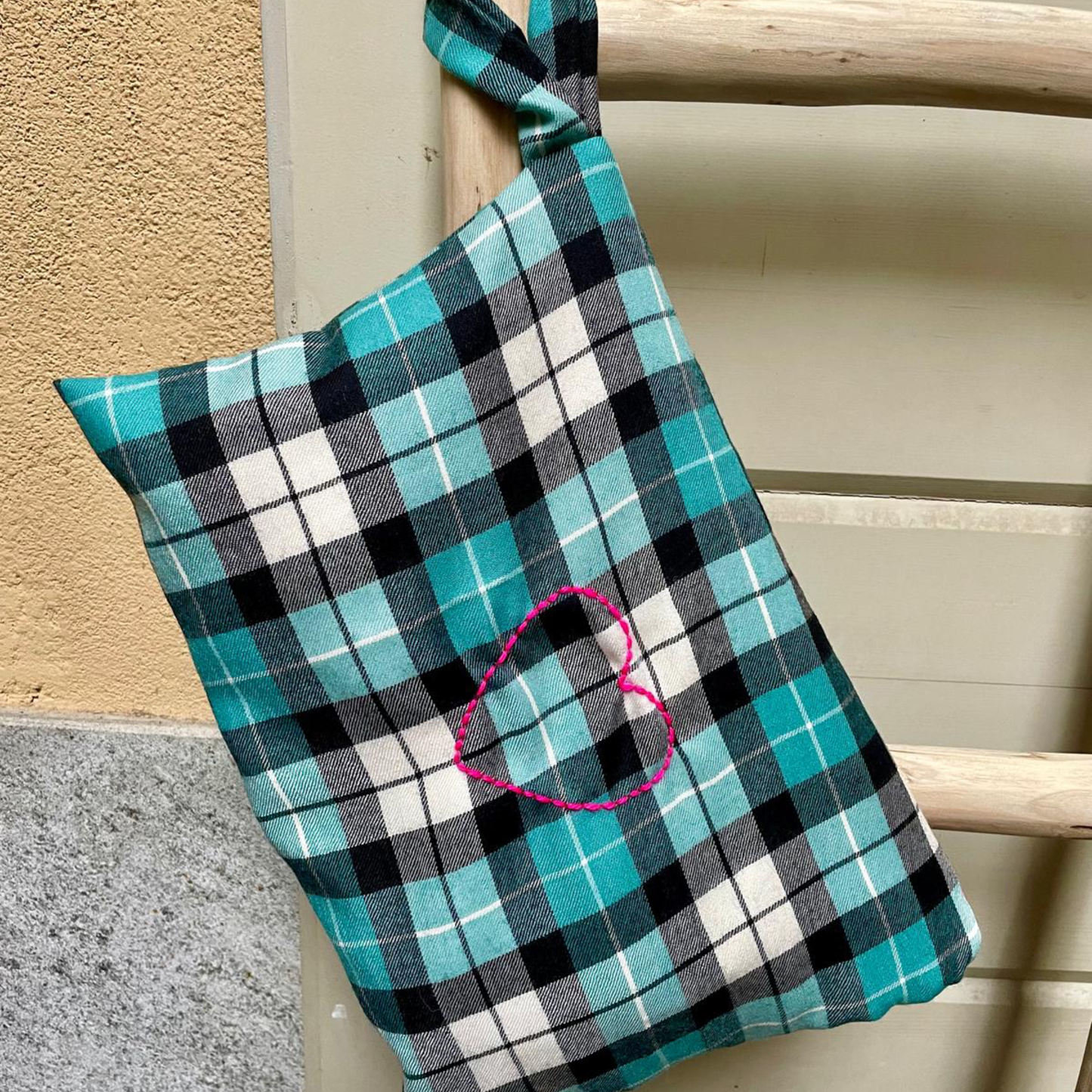 Pochette in Lana Tartan Azzurro/Bianco/Nero con Ricamo Cuore