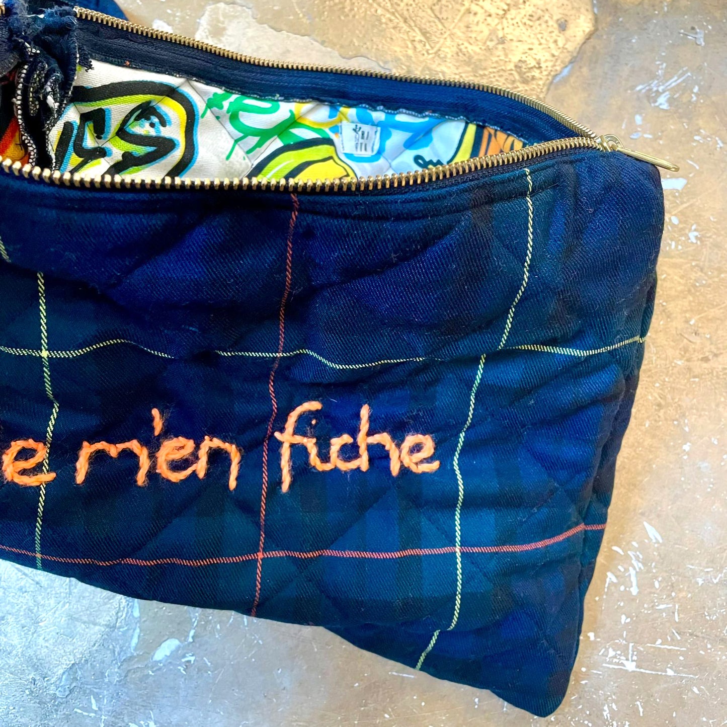 Pochette Matelassé Tartan Blu Scuro Ricamata "Je m'en fiche"