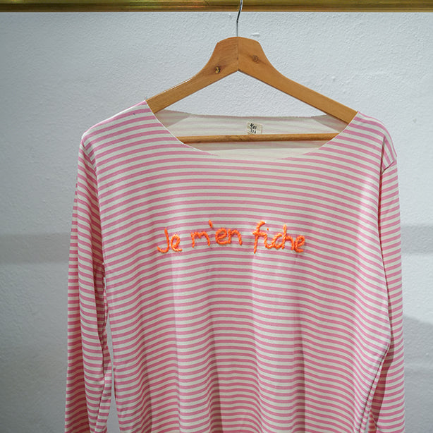 Rita_Ricami_T-shirt_Righe_Je_m_en_fiche_RosaeBianco_ricamoArancione1