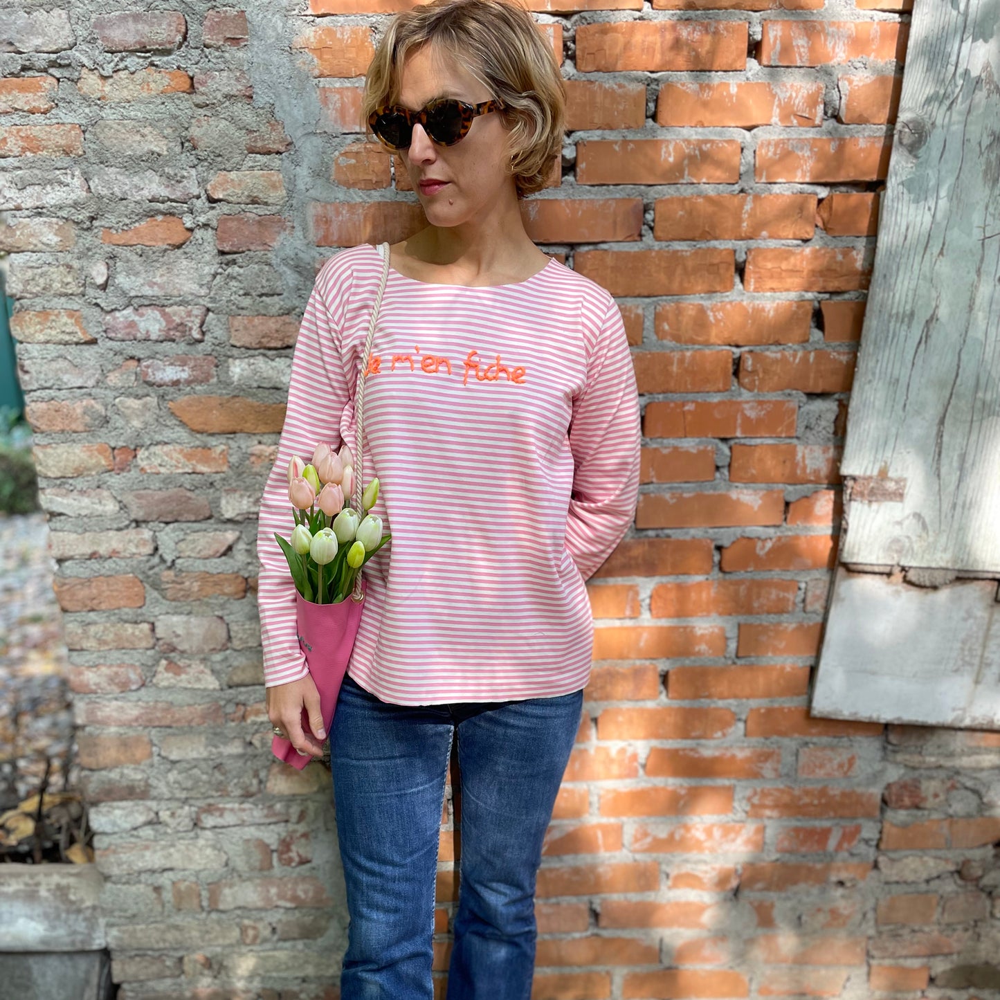 Rita_Ricami_T-shirt_Righe_Je_m_en_fiche_RosaeBianco_ricamoArancione3
