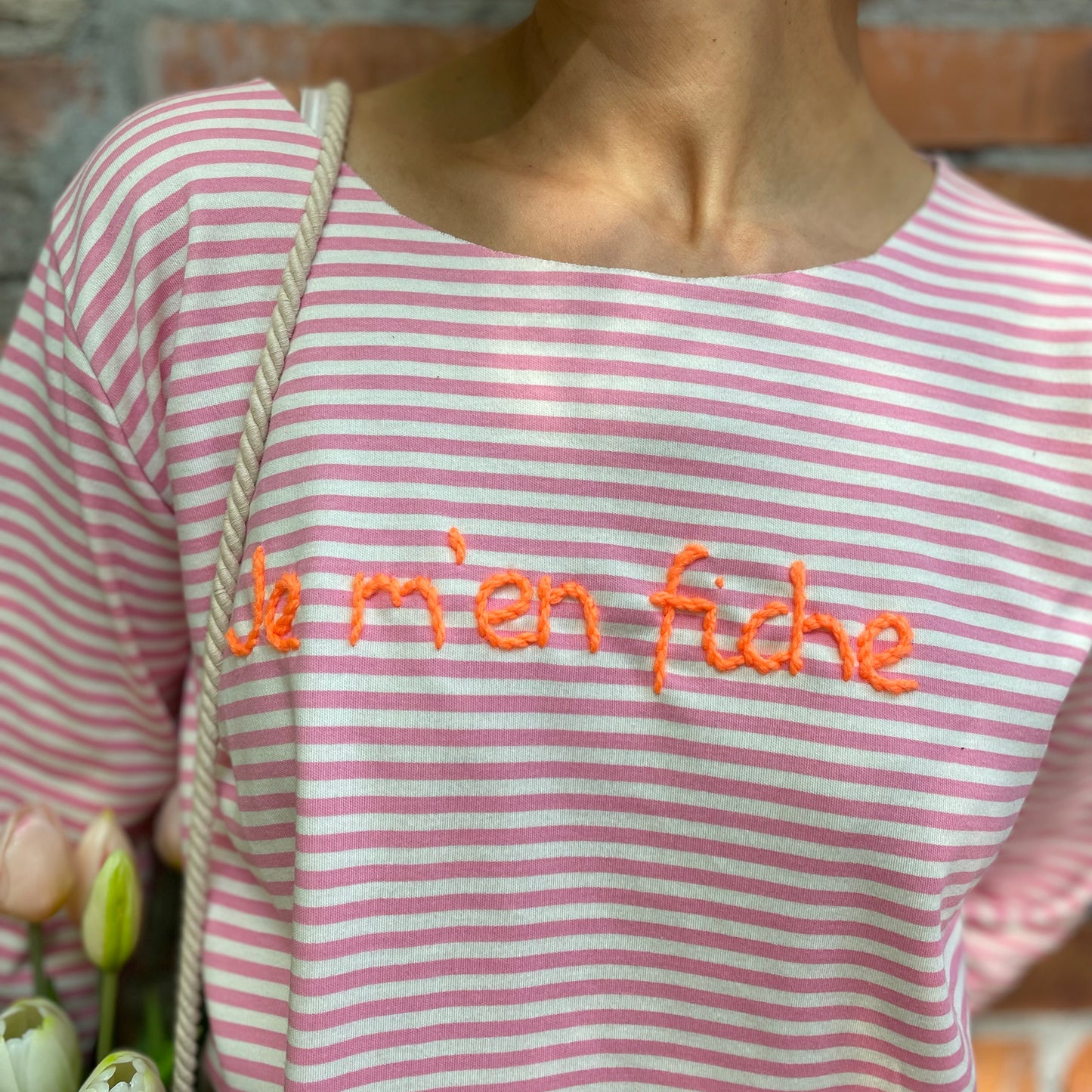 Rita_Ricami_T-shirt_Righe_Je_m_en_fiche_RosaeBianco_ricamoArancione4