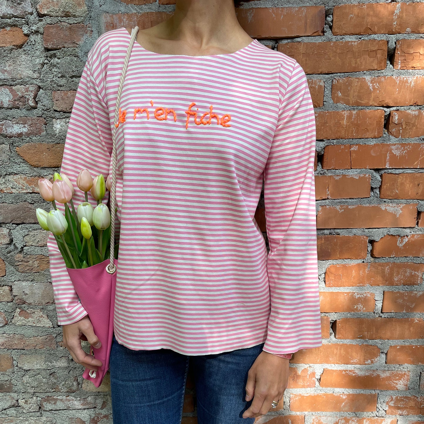 Rita_Ricami_T-shirt_Righe_Je_m_en_fiche_RosaeBianco_ricamoArancione5