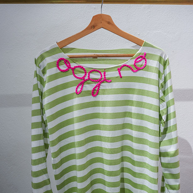 Rita_Ricami_T-shirt_Righe_Oggi_No_VerdeBianco_ricamoFucsia1