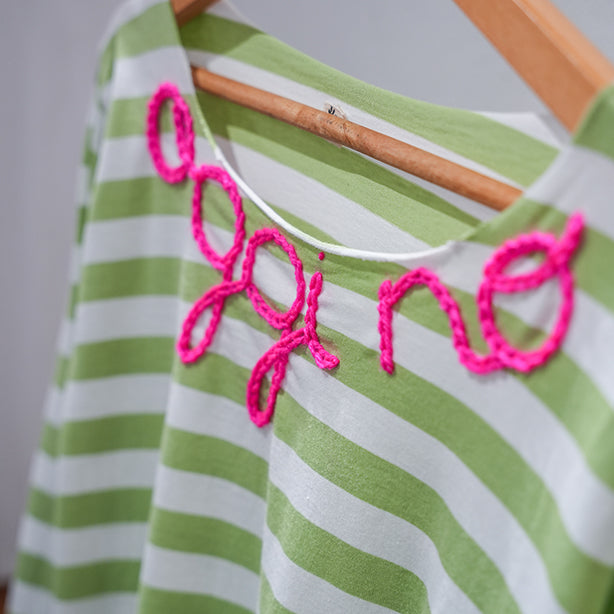 Rita_Ricami_T-shirt_Righe_Oggi_No_VerdeBianco_ricamoFucsia2