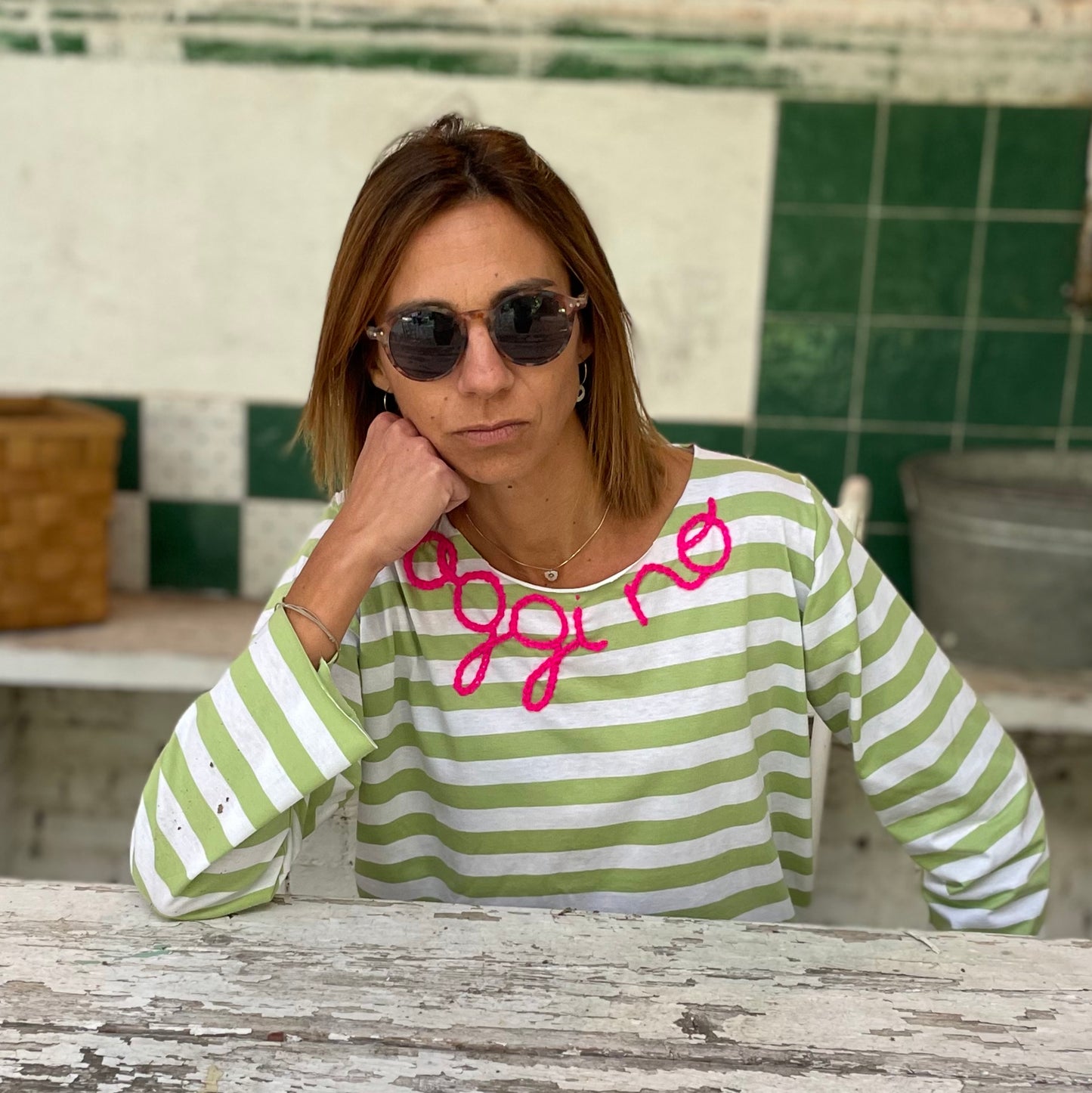 Rita_Ricami_T-shirt_Righe_Oggi_No_VerdeBianco_ricamoFucsia4