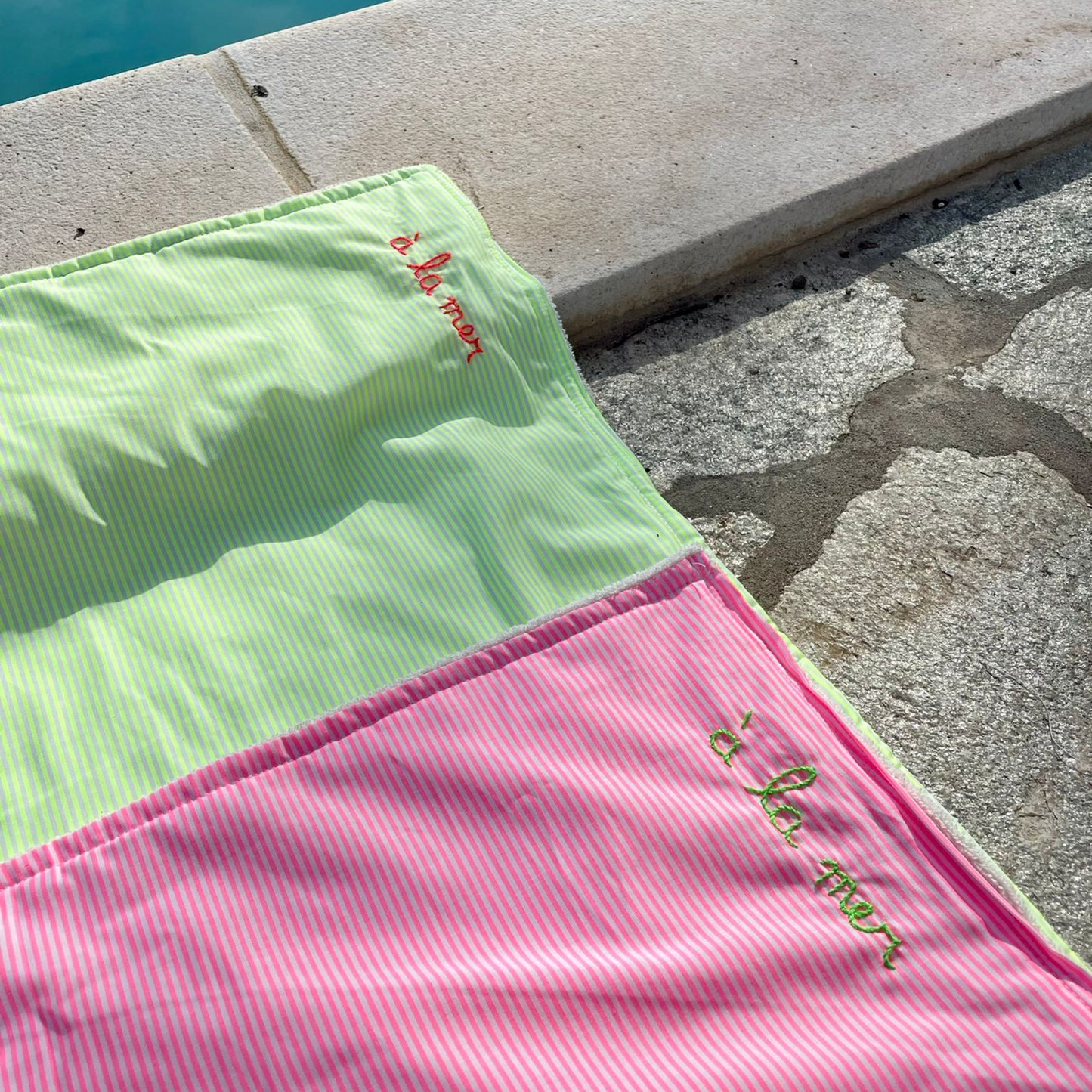 Telo Mare a Righine Gialle Fluo&Bianche Ricamato "À la mer"