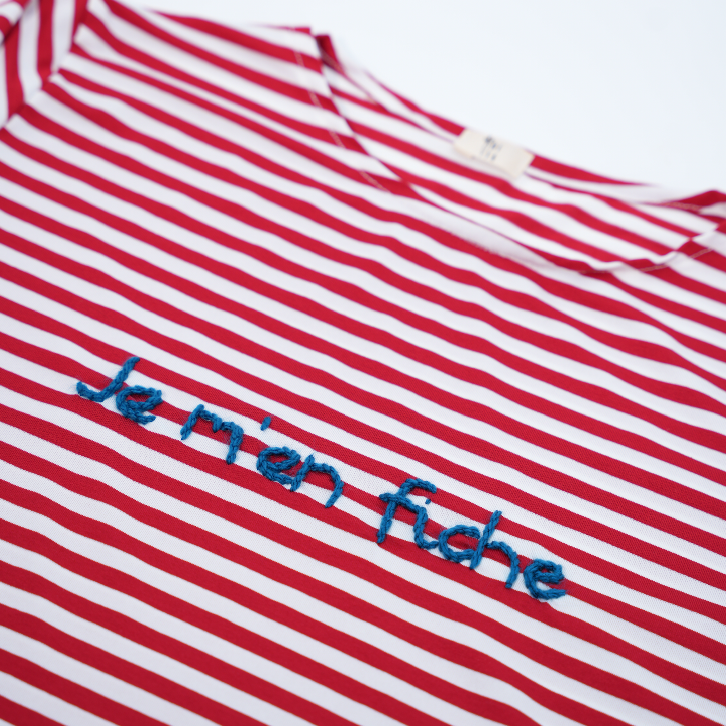 T-Shirt manica lunga a righe bianche e rosse "Je m'en fiche"