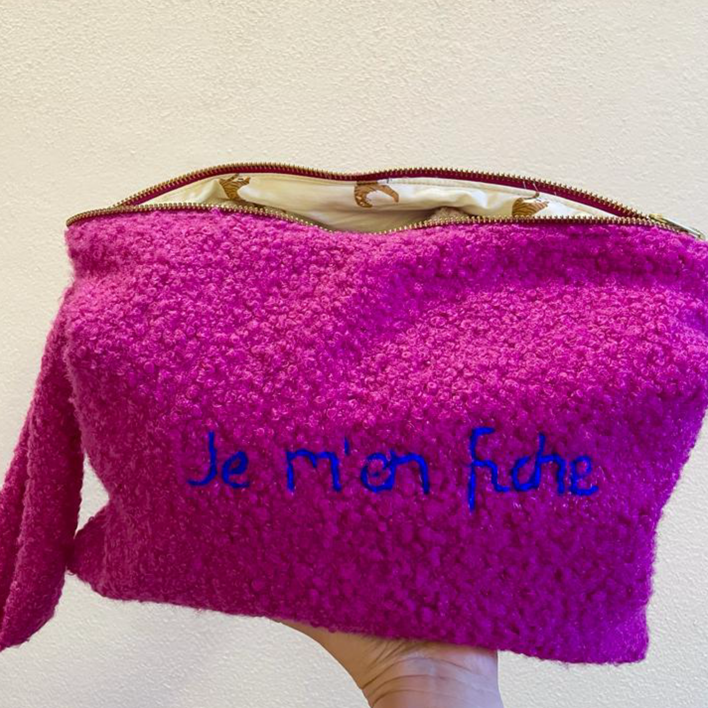 Pochette Bouclè Fucsia Ricamata "Je m'en fiche"