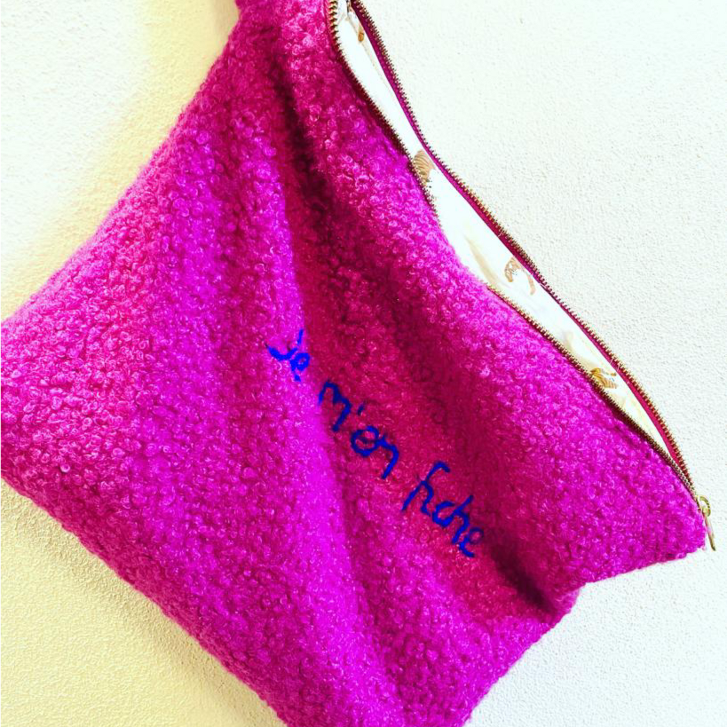 Pochette Bouclè Fucsia Ricamata "Je m'en fiche"