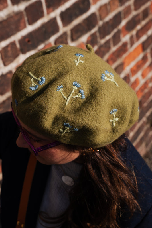 Basco in Lana verde con Fiorellini Azzurri