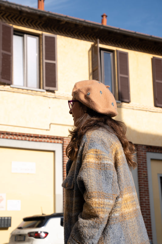 Basco in Lana beige con Fiorellini azzurri