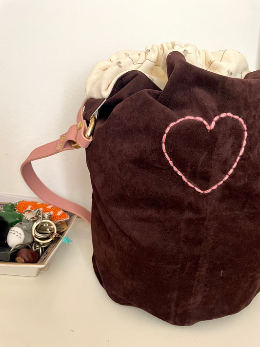 Borsa Secchiello alcantara Marrone con Cuore Ricamato Rosa