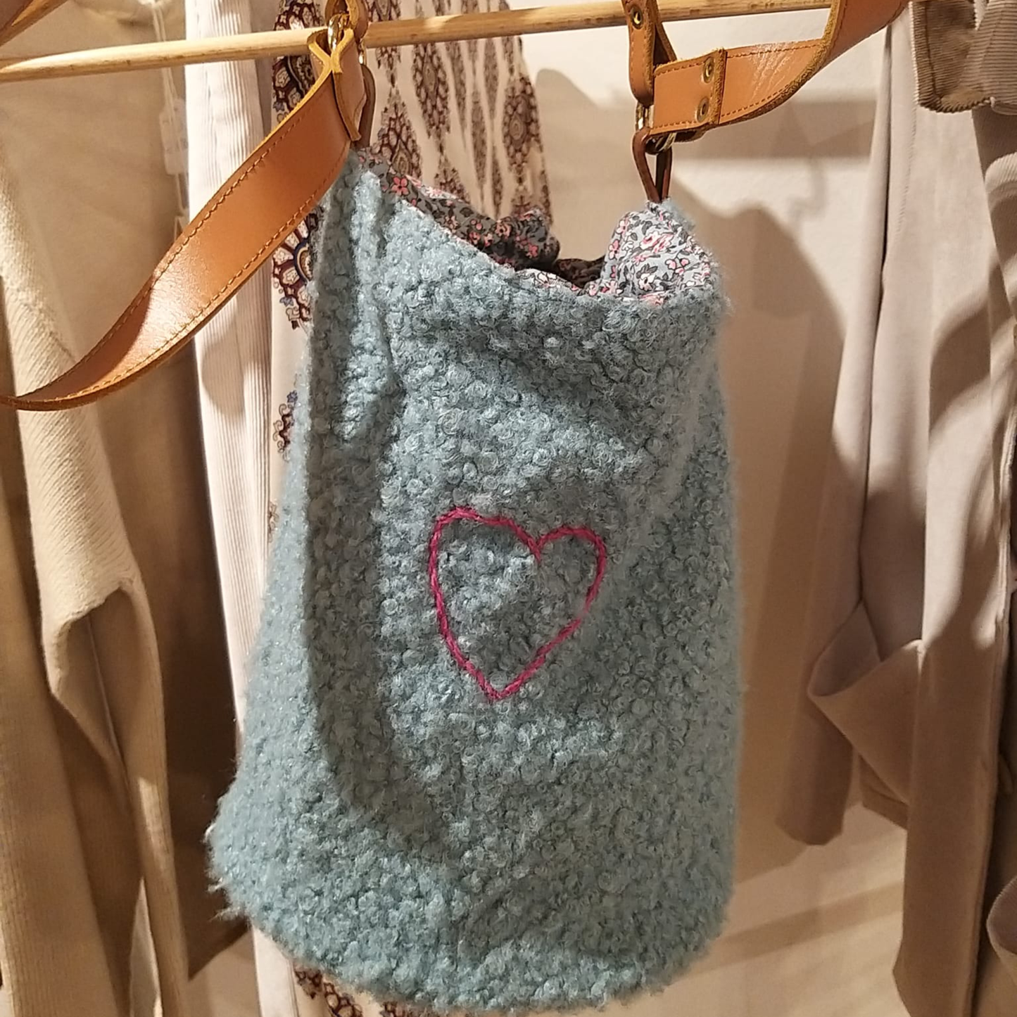 Borsa Secchiello Bouclé Azzurro Con Ricamo Cuore Rosa