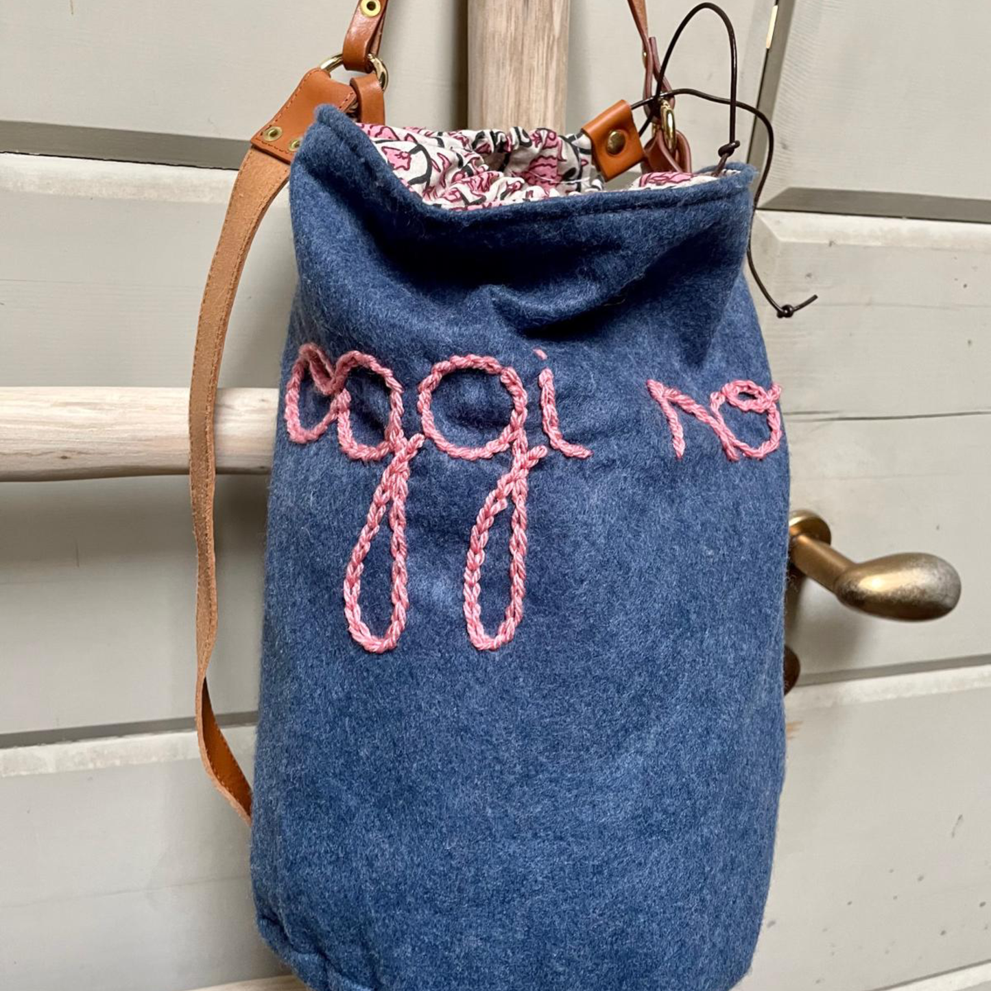 Borsa Secchiello in Lana Blu "Oggi No"