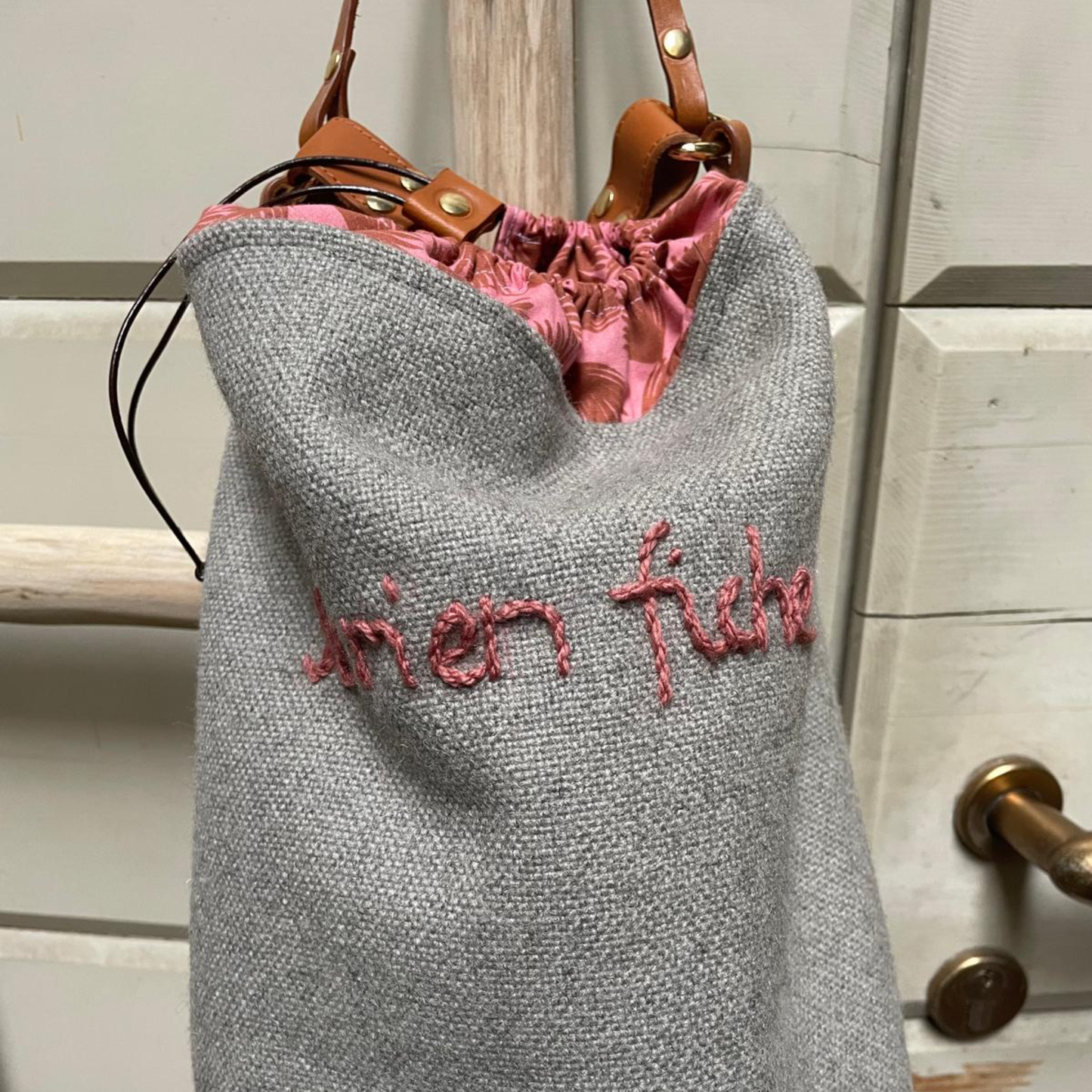 Borsa Secchiello in Lana Grigia "Je m'en fiche"