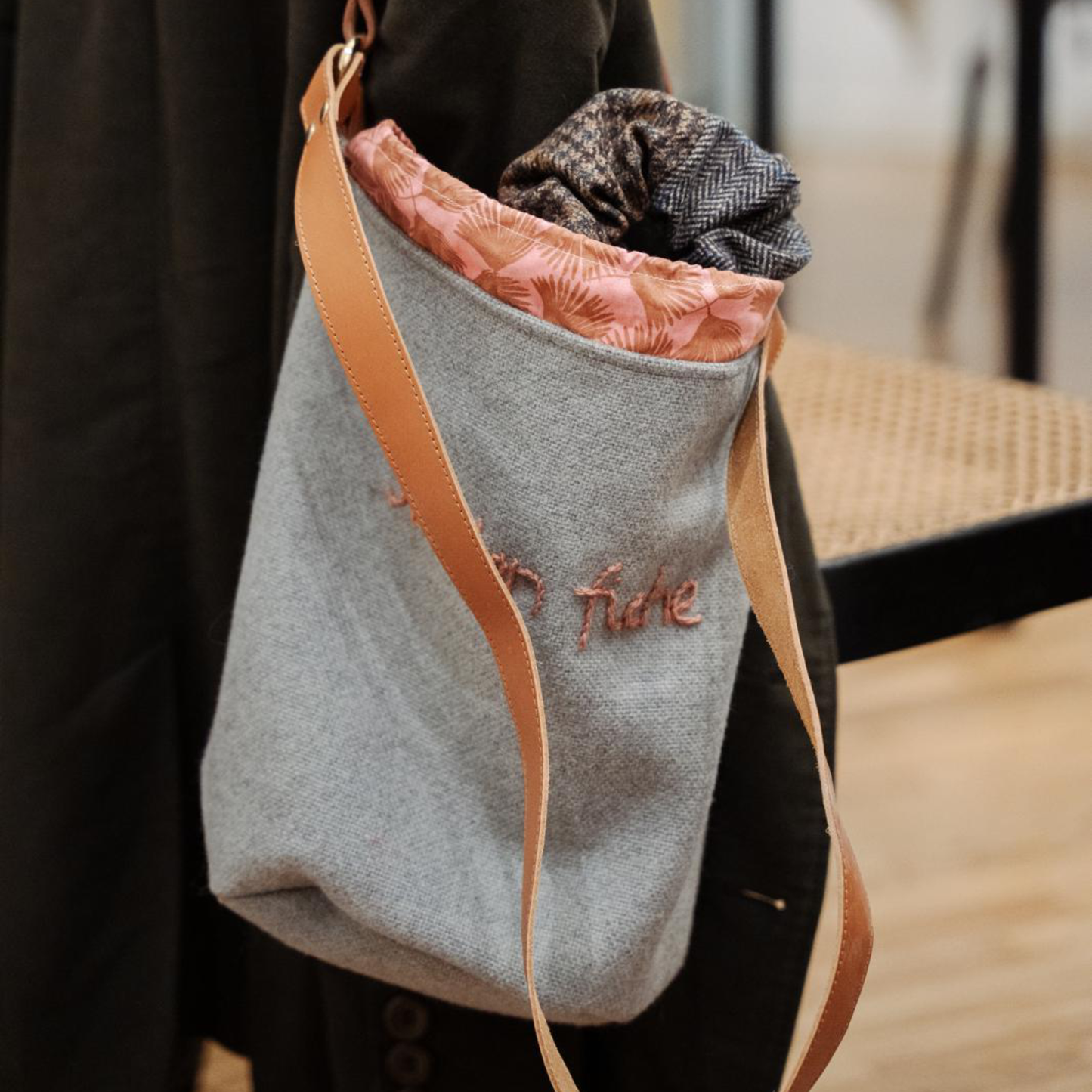 Borsa Secchiello in Lana Grigia "Je m'en fiche"