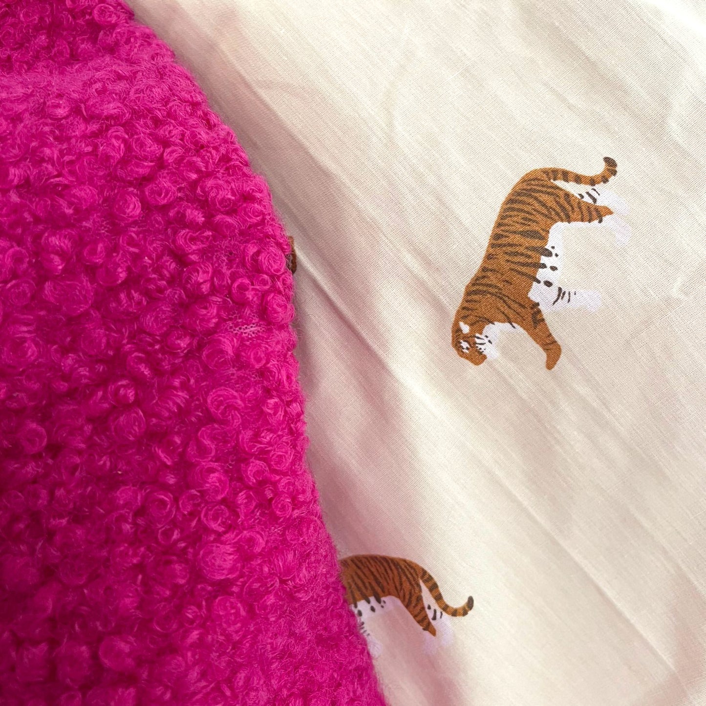Pochette Bouclè Fucsia Ricamata "Je m'en fiche"
