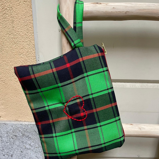 Pochette in Lana Tartan Verde/Nero/Rosso con Ricamo Cuore